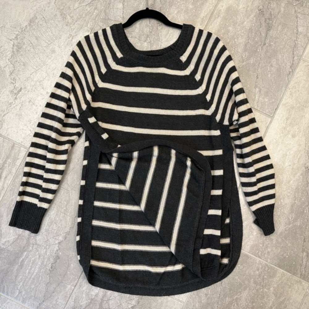 Women’s RDI sweater with side slits